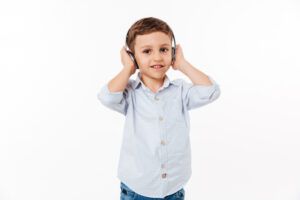 portrait cute little kid headphones 171337 7238 300x200 - Zajęcia dodatkowe