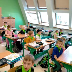 „Misie” zwiedzają szkołę