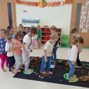 Ścieżka sensoryczna w grupie III ,,Pszczółki”