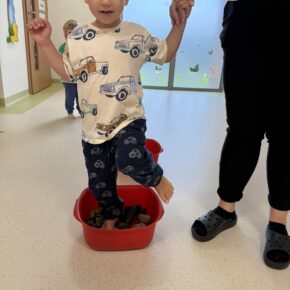 „Gruszki” na jesiennej ścieżce sensorycznej