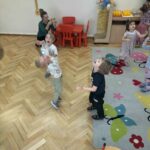 1xbj E0I 150x150 - Zabawy ruchowe i tańce z balonami w Słoneczkach