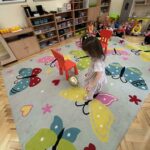 3iobJn4E 150x150 - Zabawy ruchowe i tańce z balonami w Słoneczkach