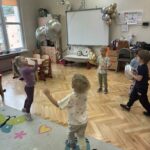 5jY3NTM5 150x150 - Zabawy ruchowe i tańce z balonami w Słoneczkach