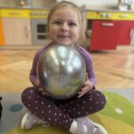 8TXoOUko 150x150 - Zabawy ruchowe i tańce z balonami w Słoneczkach