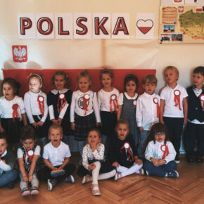 Szkoła do hymnu”.