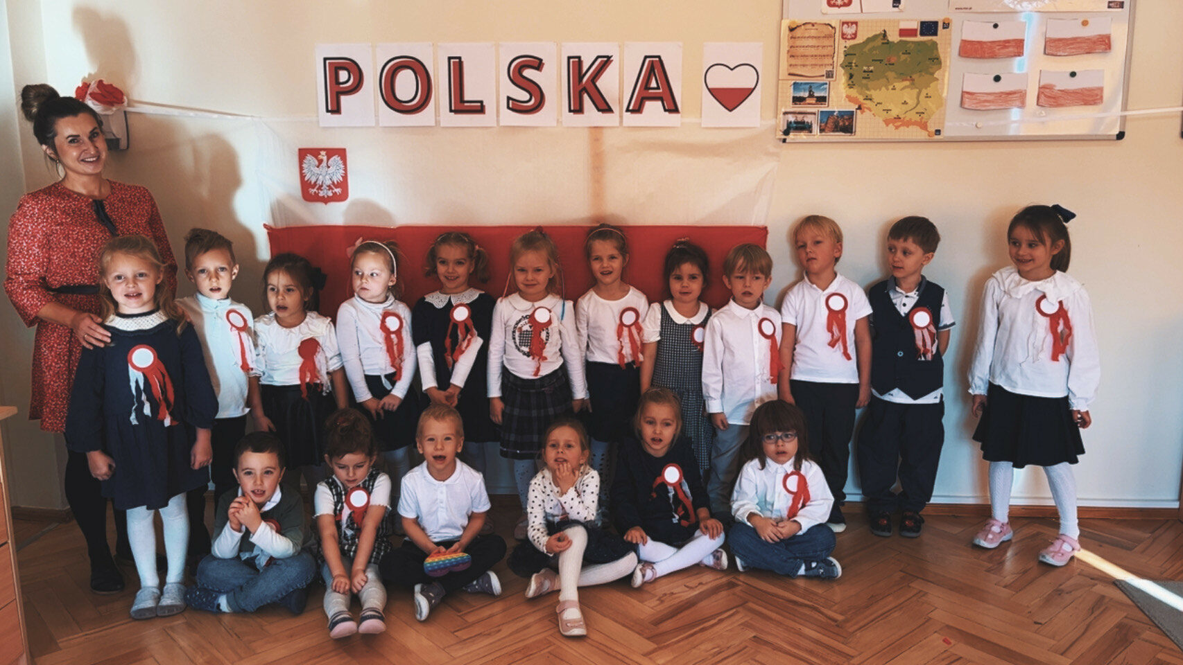 Szkoła do hymnu”.