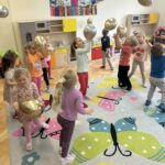 E4kY6aek 150x150 - Zabawy ruchowe i tańce z balonami w Słoneczkach