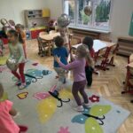 I7D2p d5 150x150 - Zabawy ruchowe i tańce z balonami w Słoneczkach