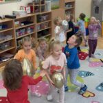 I9 BX9Dk 150x150 - Zabawy ruchowe i tańce z balonami w Słoneczkach