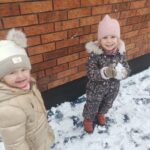 IMG20251124112356 150x150 - Dzieci z grupy &bdquo;Kotki&rdquo; z radością powitały pierwszy śnieg