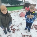 IMG20251124112458 150x150 - Dzieci z grupy &bdquo;Kotki&rdquo; z radością powitały pierwszy śnieg