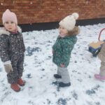 IMG20251124112628 150x150 - Dzieci z grupy &bdquo;Kotki&rdquo; z radością powitały pierwszy śnieg