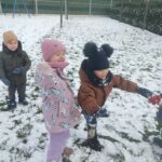 IMG20251124112942 150x150 - Dzieci z grupy &bdquo;Kotki&rdquo; z radością powitały pierwszy śnieg