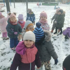 Dzieci z grupy „Kotki” z radością powitały pierwszy śnieg