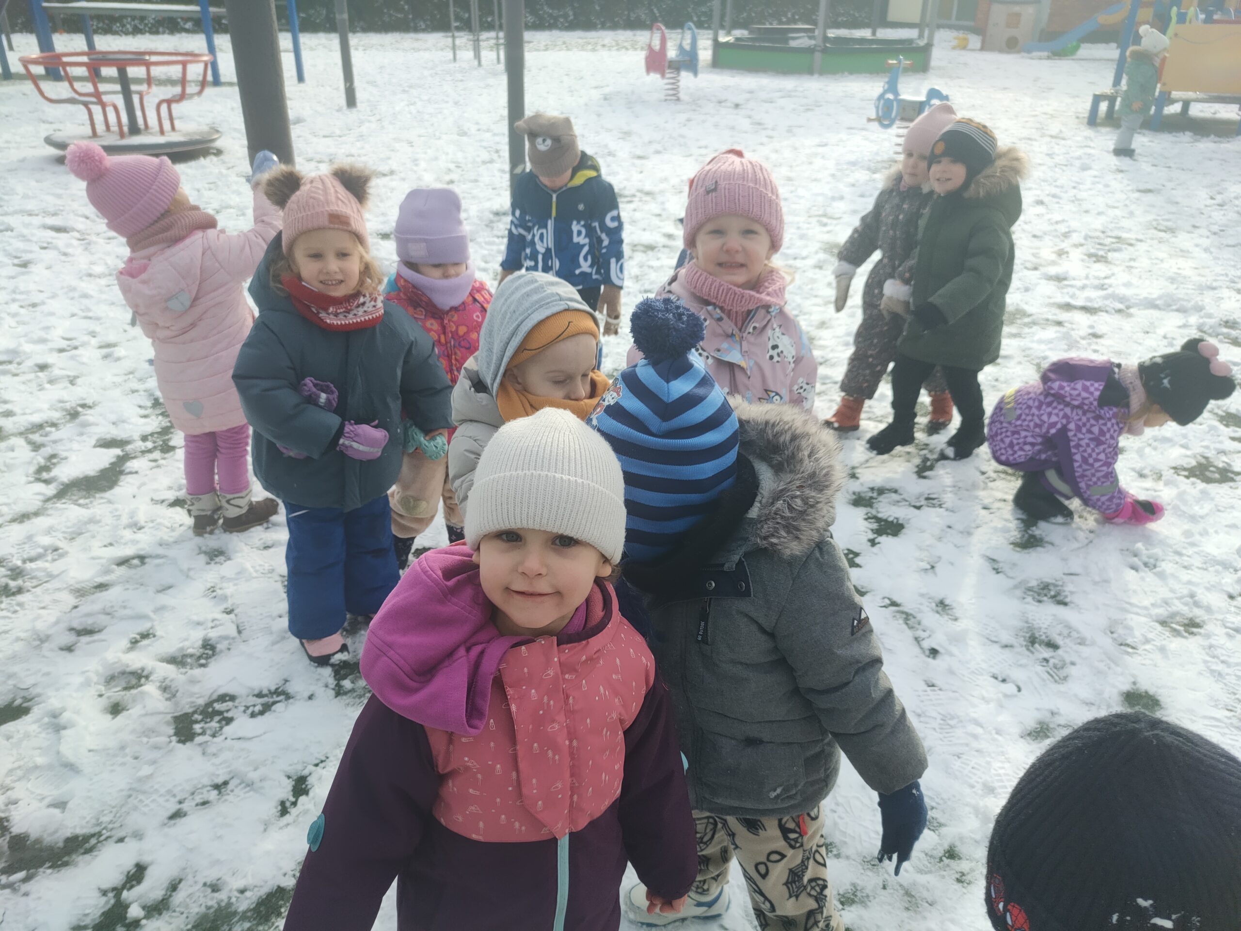 Dzieci z grupy „Kotki” z radością powitały pierwszy śnieg