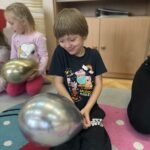 JYsi0DuY 150x150 - Zabawy ruchowe i tańce z balonami w Słoneczkach
