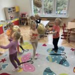 JuxqsiIB 150x150 - Zabawy ruchowe i tańce z balonami w Słoneczkach