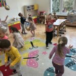 NUrU5A50 150x150 - Zabawy ruchowe i tańce z balonami w Słoneczkach