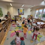 Ua2Ak85W 150x150 - Zabawy ruchowe i tańce z balonami w Słoneczkach