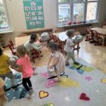 cAuG7du  150x150 - Zabawy ruchowe i tańce z balonami w Słoneczkach