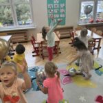 fvyCYORU 150x150 - Zabawy ruchowe i tańce z balonami w Słoneczkach