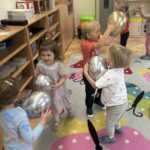 gEn809bQ 150x150 - Zabawy ruchowe i tańce z balonami w Słoneczkach