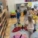 jevGpXCJ 150x150 - Zabawy ruchowe i tańce z balonami w Słoneczkach