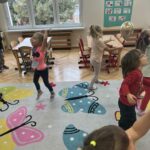 m8OWECvC 150x150 - Zabawy ruchowe i tańce z balonami w Słoneczkach