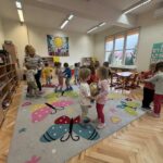 ohg8 J8E 150x150 - Zabawy ruchowe i tańce z balonami w Słoneczkach