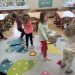 opEP3qsA 150x150 - Zabawy ruchowe i tańce z balonami w Słoneczkach