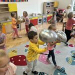 szsqpbzy 150x150 - Zabawy ruchowe i tańce z balonami w Słoneczkach