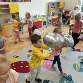 Zabawy ruchowe i tańce z balonami w Słoneczkach