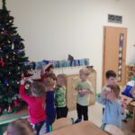 Mikołaj z wizytą u Pszczółek grupa III 122 150x150 - Mikołaj z wizytą u Pszczółek grupa III