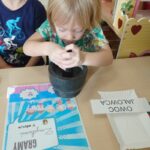 Pszczółki realizują 2 zadanie - ,,Gramy zmysłami"- Węch 163 150x150 - Pszczółki realizują 2 zadanie - ,,Gramy zmysłami"- Węch