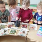 Pszczółki realizują 2 zadanie - ,,Gramy zmysłami"- Węch 164 150x150 - Pszczółki realizują 2 zadanie - ,,Gramy zmysłami"- Węch