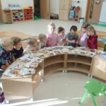 Pszczółki realizują 2 zadanie - ,,Gramy zmysłami"- Węch 165 150x150 - Pszczółki realizują 2 zadanie - ,,Gramy zmysłami"- Węch