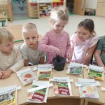 Pszczółki realizują 2 zadanie - ,,Gramy zmysłami"- Węch 166 150x150 - Pszczółki realizują 2 zadanie - ,,Gramy zmysłami"- Węch