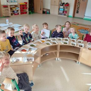 Pszczółki realizują 2 zadanie – ,,Gramy zmysłami”- Węch