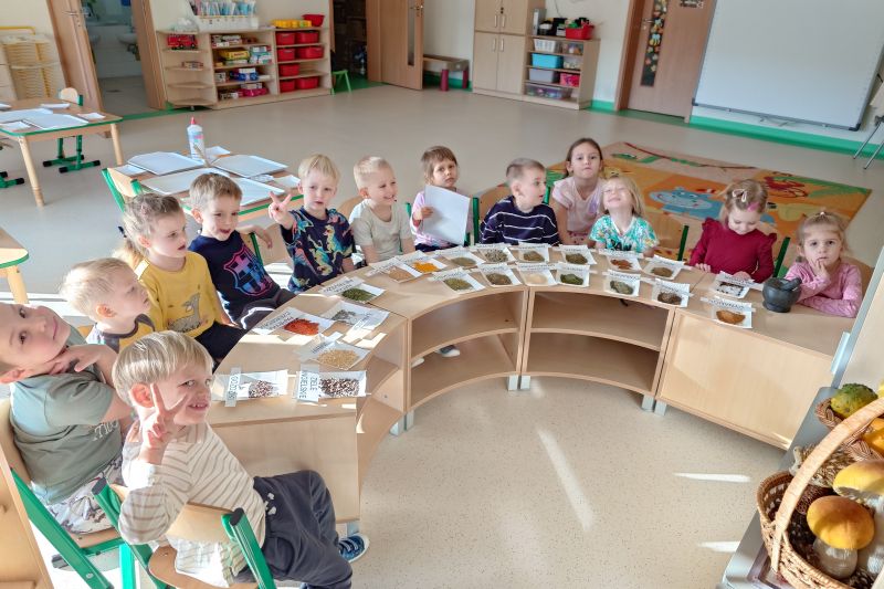 Pszczółki realizują 2 zadanie – ,,Gramy zmysłami”- Węch