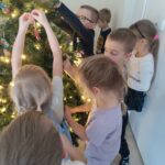 1766442755700 150x150 - Kalendarz adwentowy i ubieranie choinki w gr. Biedronki