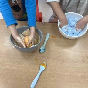 Brokatowy slime – warsztaty sensoryczne w gr. Biedronki