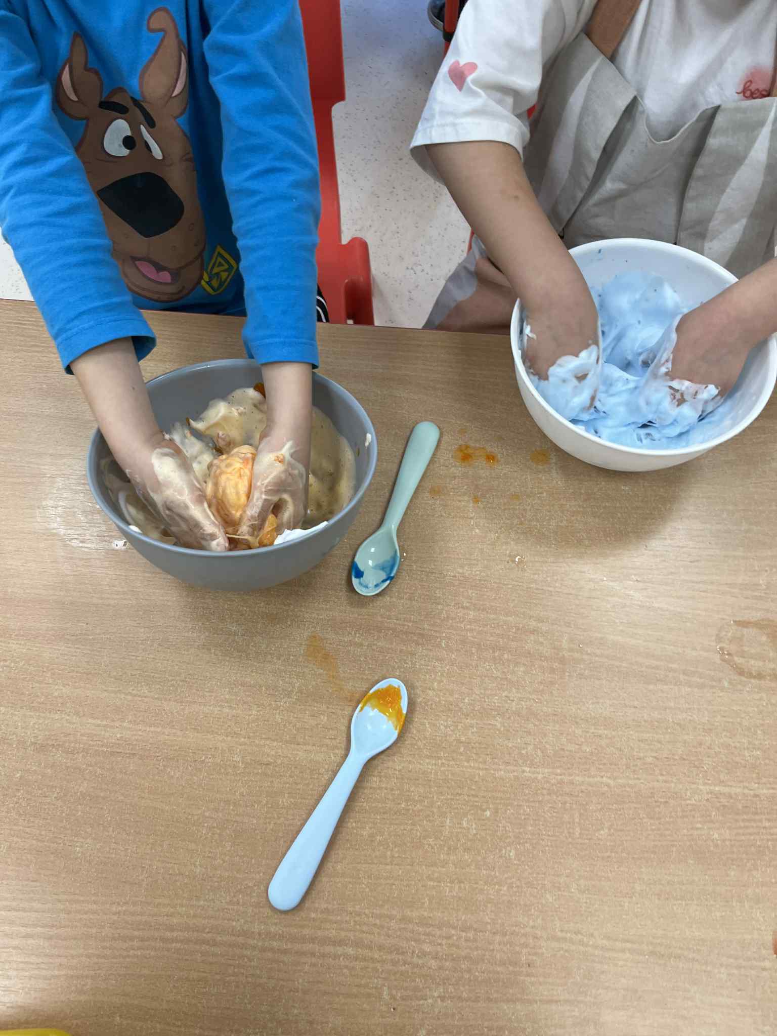 Brokatowy slime – warsztaty sensoryczne w gr. Biedronki