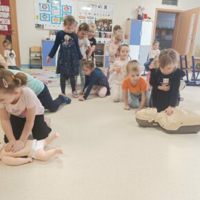 Żabki uczą się udzielać pierwszej pomocy