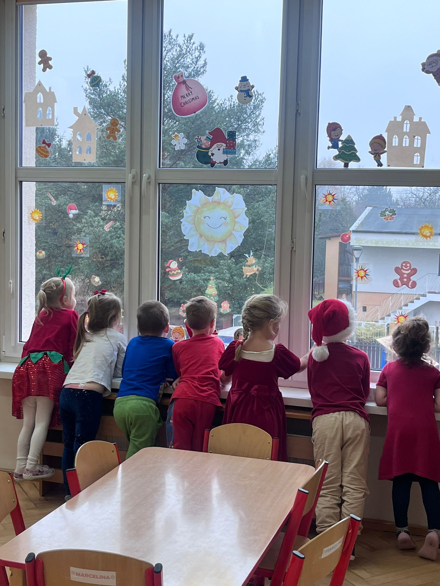 🎅✨ Oczekiwanie na Mikołaja i Jego wizyta w „Słoneczkach” ✨🎅