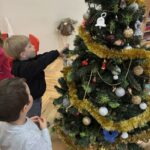 Ubieranie choinki - Słoneczka isVKW6h 150x150 - Ubieranie choinki - Słoneczka