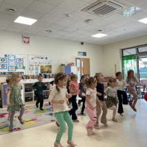 zajęcia sportowe w grupie „Żabek”