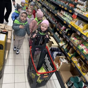 Gruszki na zakupach w „Biedronce”